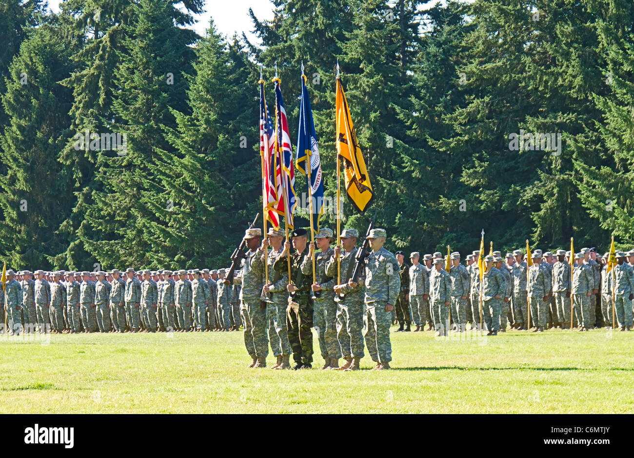 Cerimonia di messa in esercizio per esercito ROTC cadetti a base comune corda Lewis-Mcnello Stato di Washington. Foto Stock