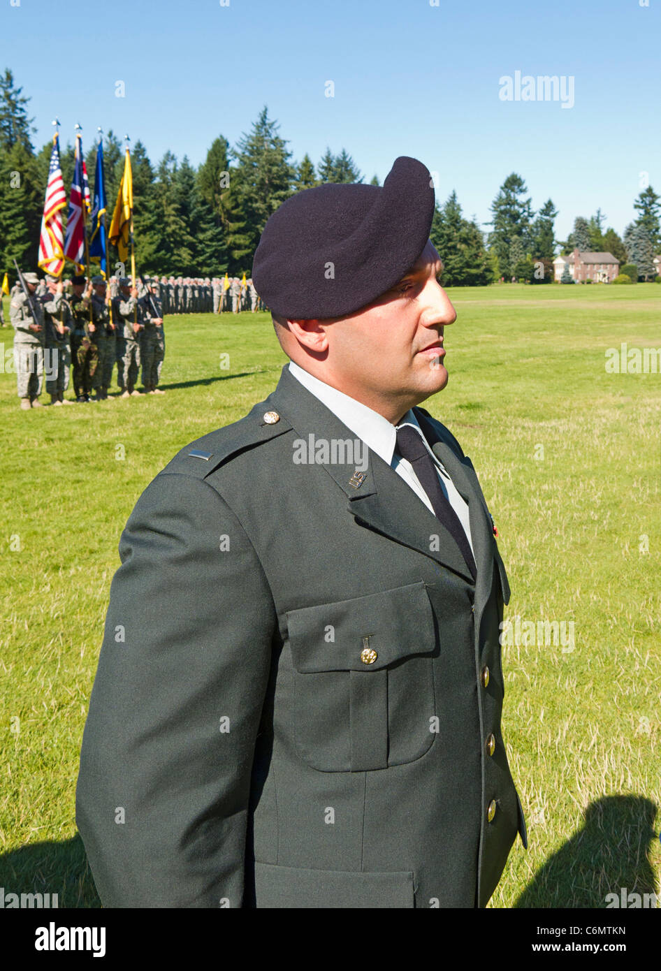 Recentemente commissionato tenente dopo la messa in funzione la cerimonia di esercito ROTC cadetti a base comune Lewis-Mccorda, nello stato di Washington Foto Stock