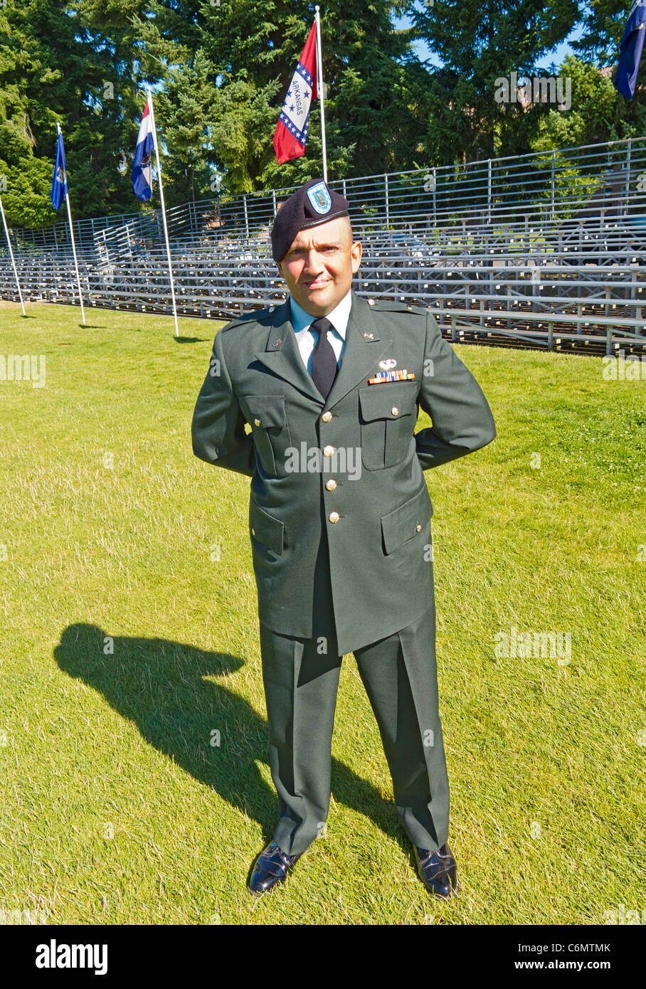 Recentemente commissionato tenente dopo la messa in funzione la cerimonia di esercito ROTC cadetti a base comune Lewis-Mccorda, nello stato di Washington Foto Stock