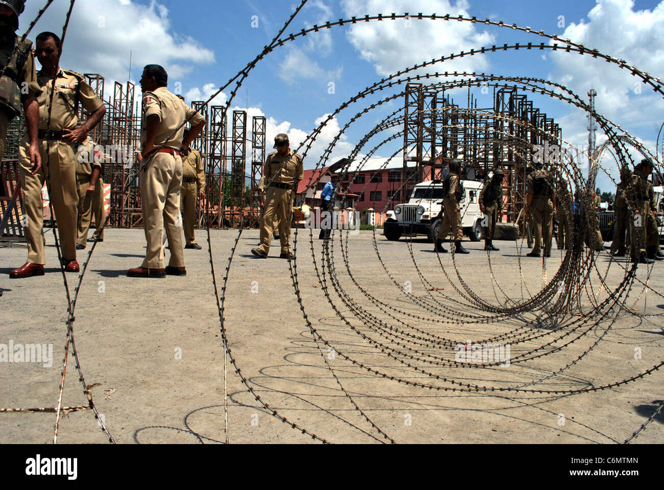 Rigido coprifuoco è stato imposto nel Kashmir indiano sul terzo giorno lunedì 2 agosto 2010. Scontri ha eruttato nuovamente lunedì in decine e decine di Foto Stock