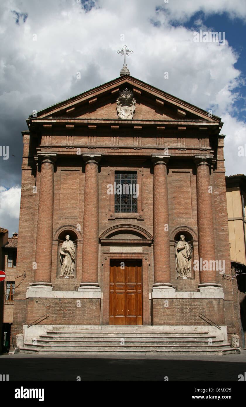 La Chiesa di San Cristoforo a Siena, Italia. (Origine romanica) davanti a questa chiesa è il Palazzo Tolomei. Foto Stock