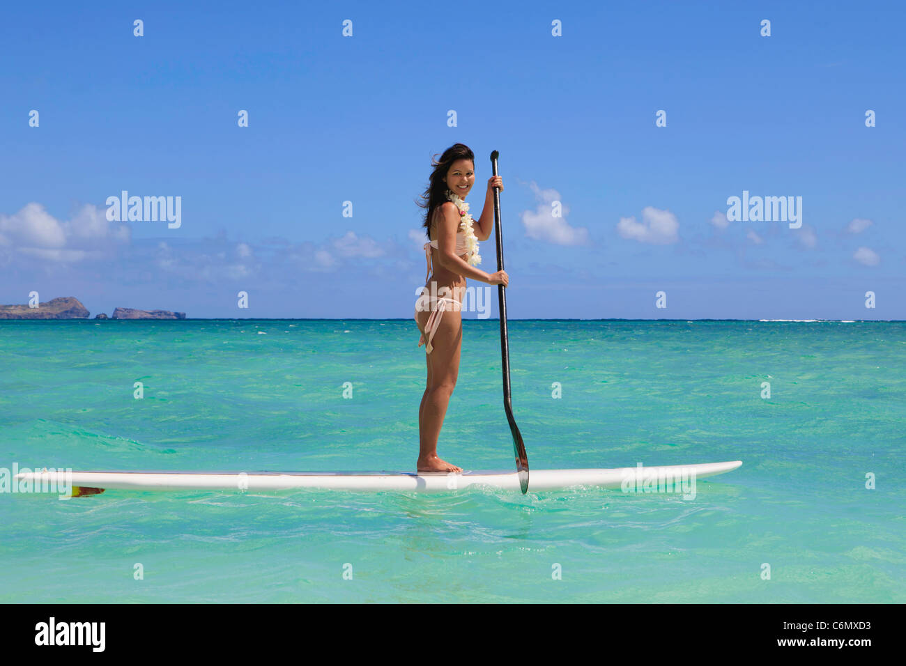 Bella ragazza polinesiano su un standup paddle board Foto Stock
