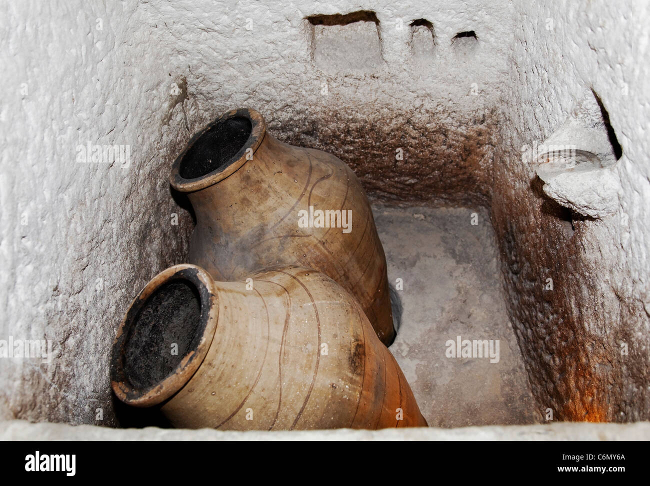 Antica reliquia di epoca romana, bagno interno scolpito in una grotta di pietra calcarea, acqua urne, portatori di acqua, battute per prodotti cosmetici Foto Stock