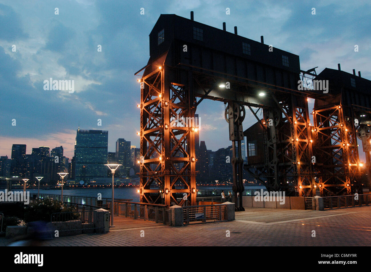 Ponte della ferrovia in corrispondenza del portale del parco statale, Queens a ovest di New York City Foto Stock