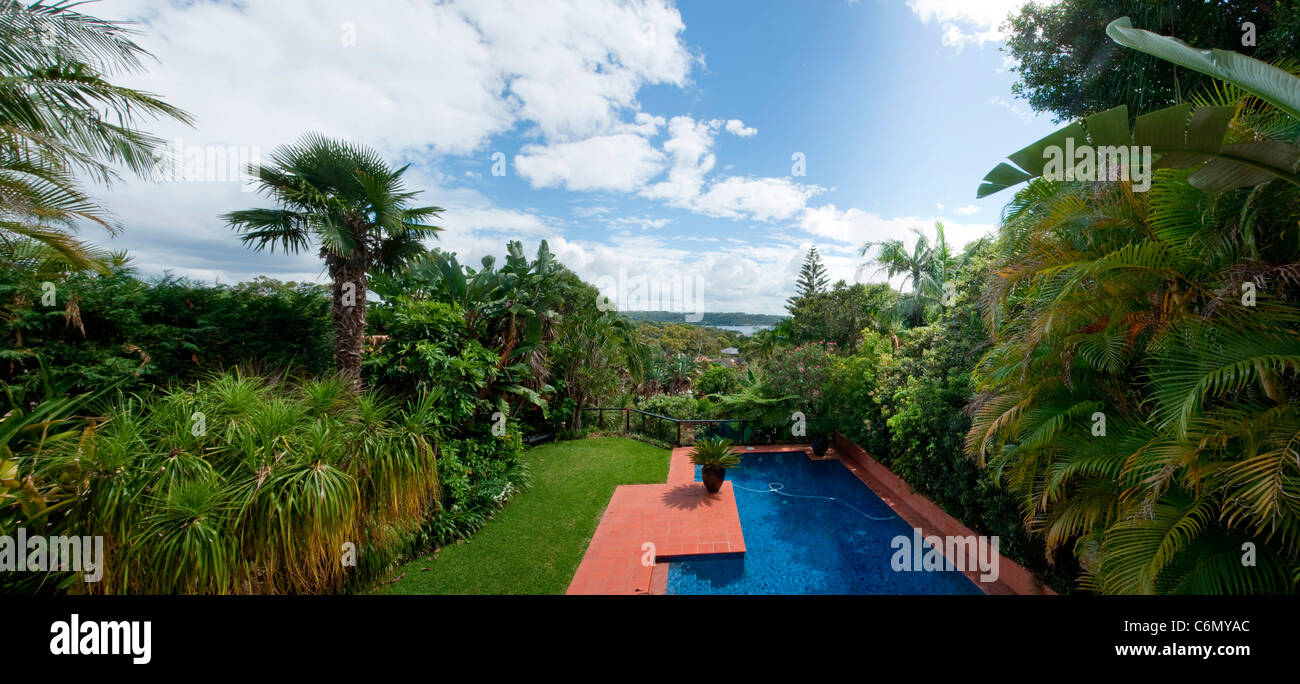 Vista della piscina, il giardino e il porto di Sydney da una casa di Burra Birra avenue nella Vaucluse Foto Stock