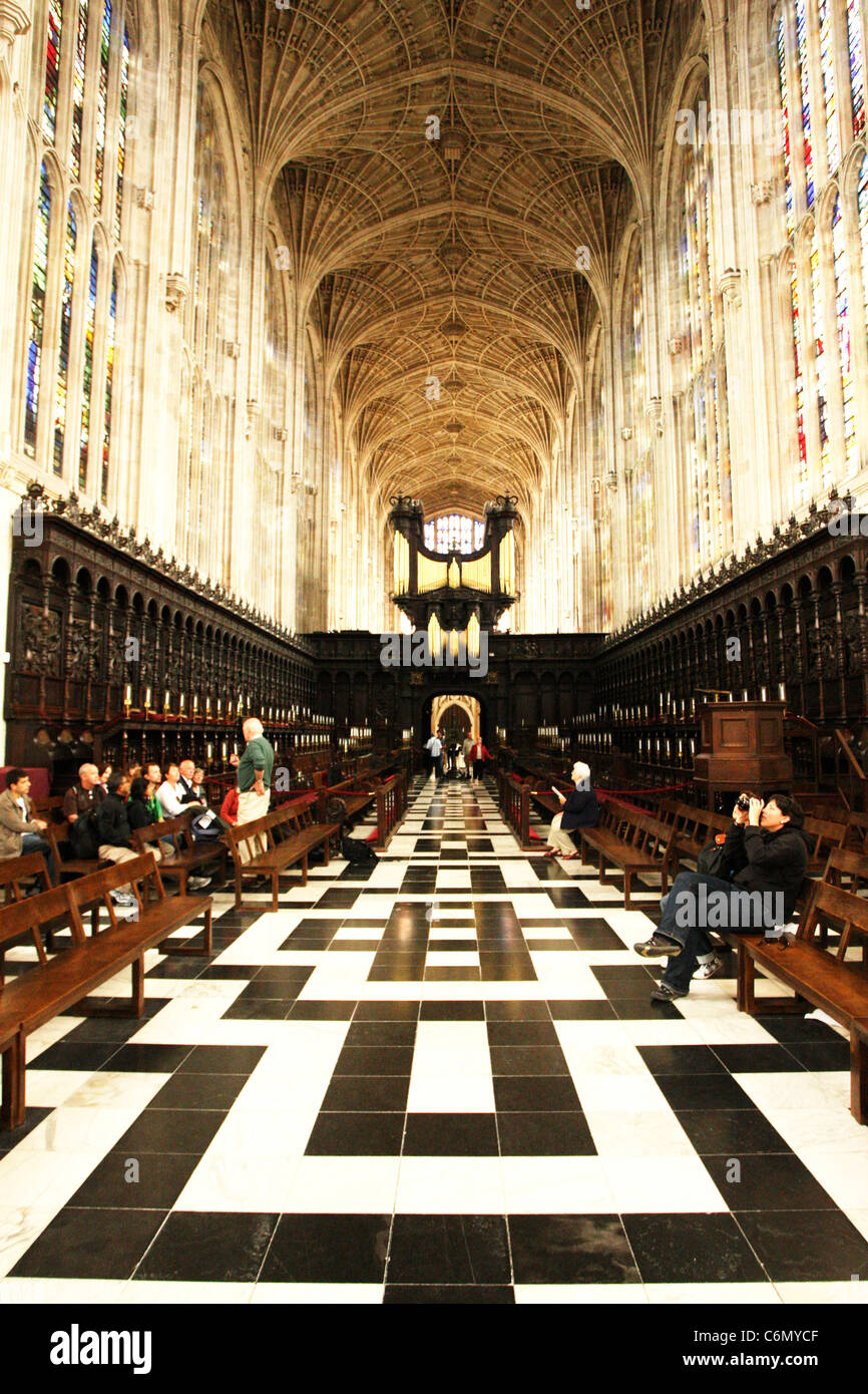 Una vista del nero e pavimento piastrellato di bianco, banchi e ventilatore soffitto a volta al King's College, Università di Cambridge Foto Stock