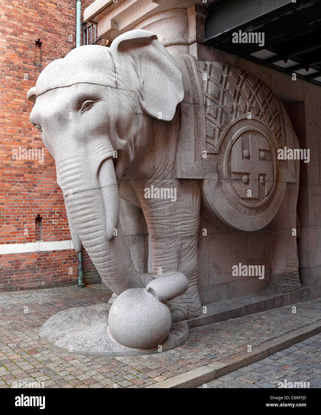 Uno degli elefanti nell'elefante porta (entrata) per la vecchia fabbrica di birra Carlsberg, Copenhagen, Danimarca Foto Stock