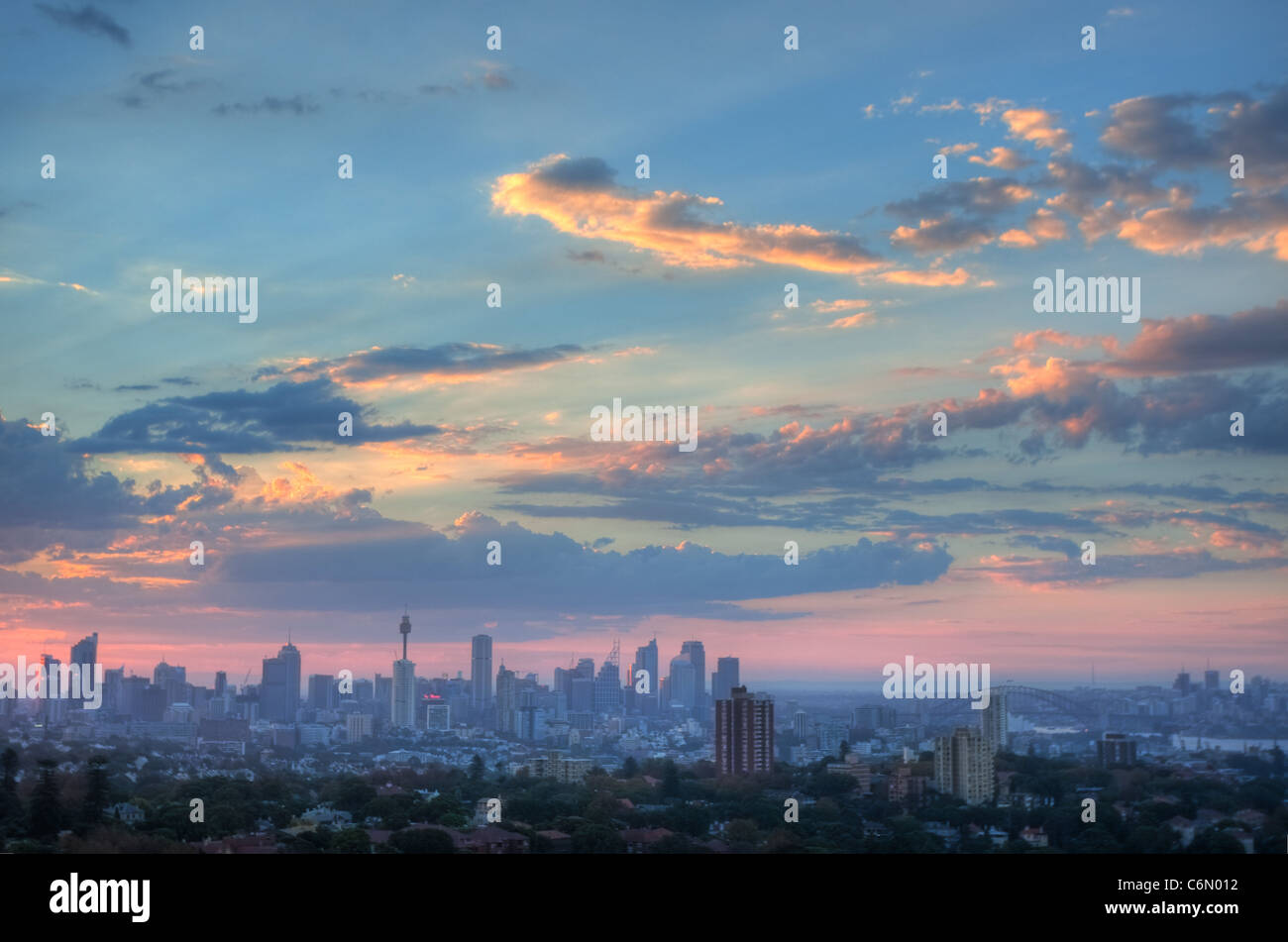 Skyline di Sydney da Bondi Junction al tramonto Foto Stock