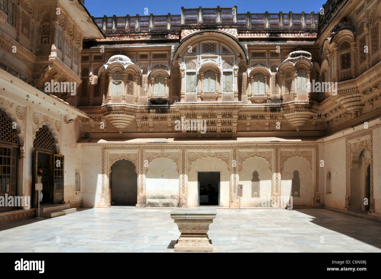 Aprire il cortile interno Forte Mehrangarh Jodhpur Rajasthan in India Foto Stock