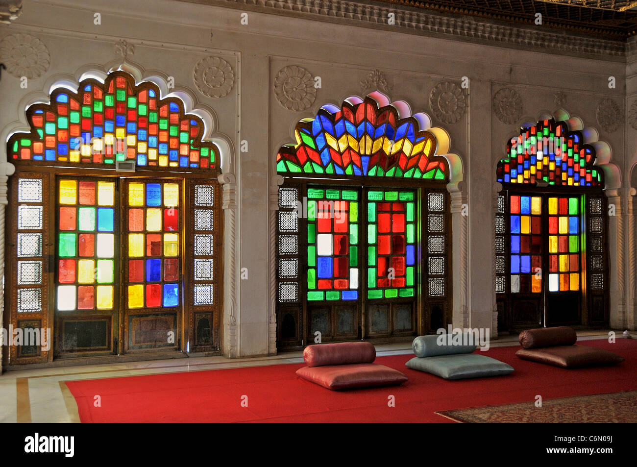 Le finestre di vetro macchiate Moti Mahal Forte Mehrangarh Jodhpur Rajasthan in India Foto Stock