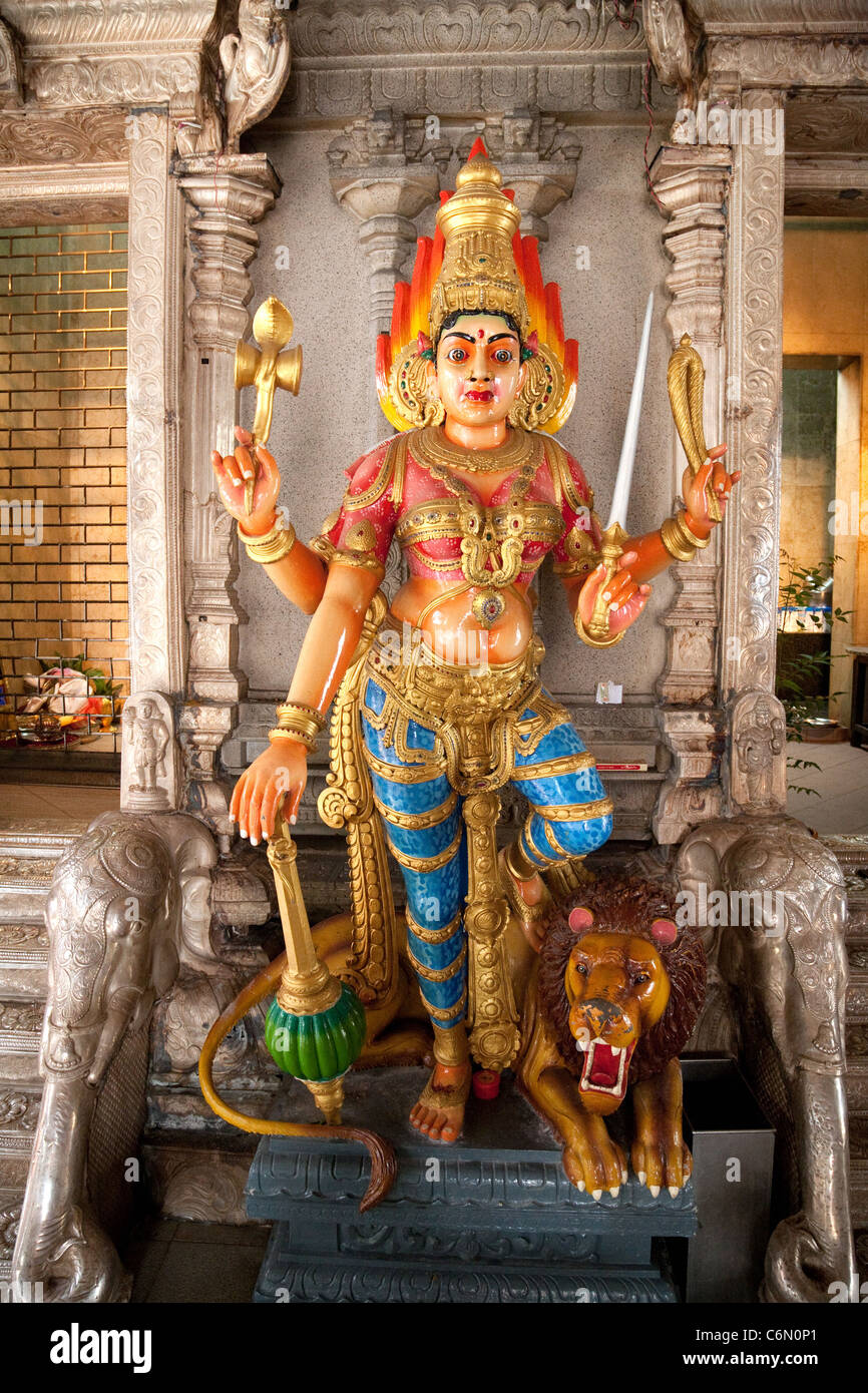 Statua della dea Indù Durga, in Sri Veeramakaliamman tempio, Serangoon Rd, Singapore Foto Stock