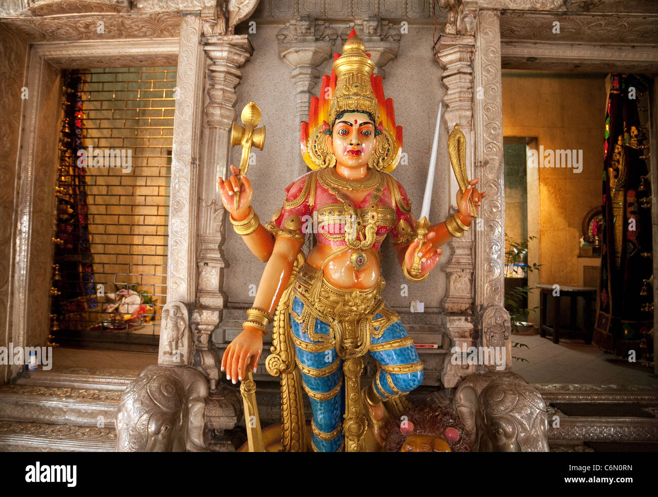 Statua del Godess indù Durga, la Sri Veeramakaliamman tempio, Serangoon rd, Singapore Asia Foto Stock