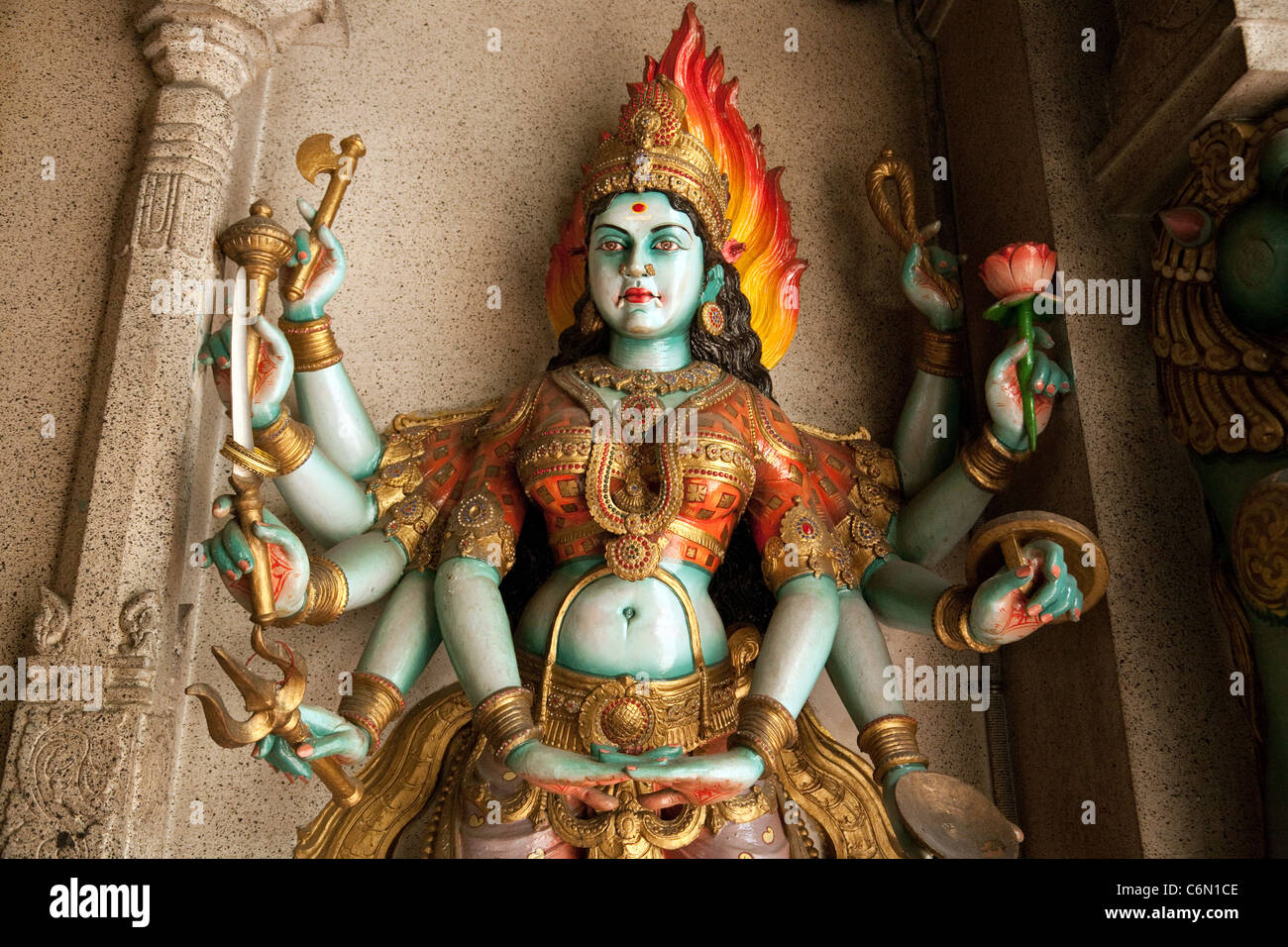 Statua della Dea indù Kali in Sri Veeramakaliamman tempio, Singapore Asia Foto Stock