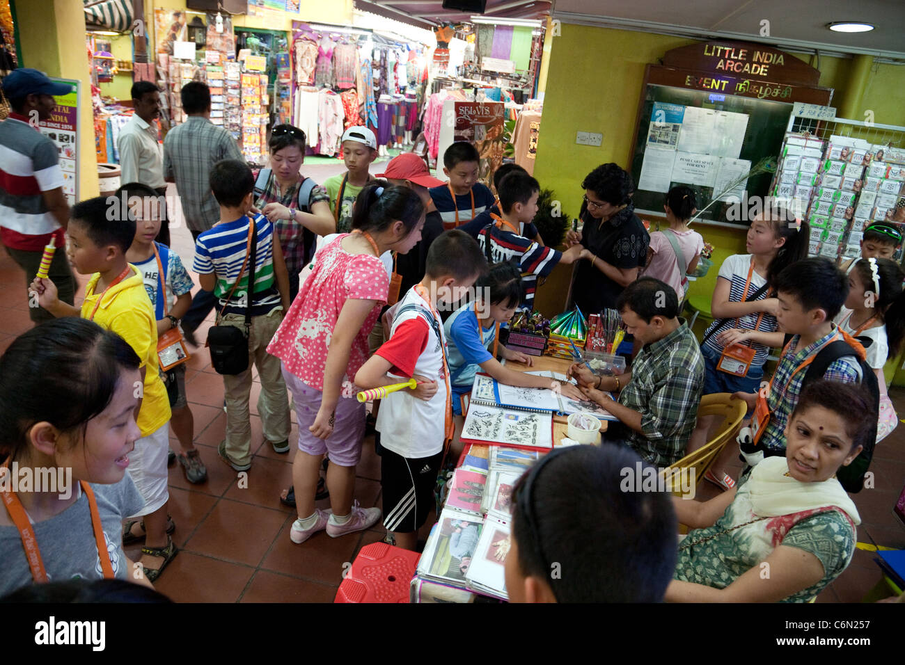 Gli scolari di Singapore su una gita scolastica a Little India, Singapore Asia Foto Stock