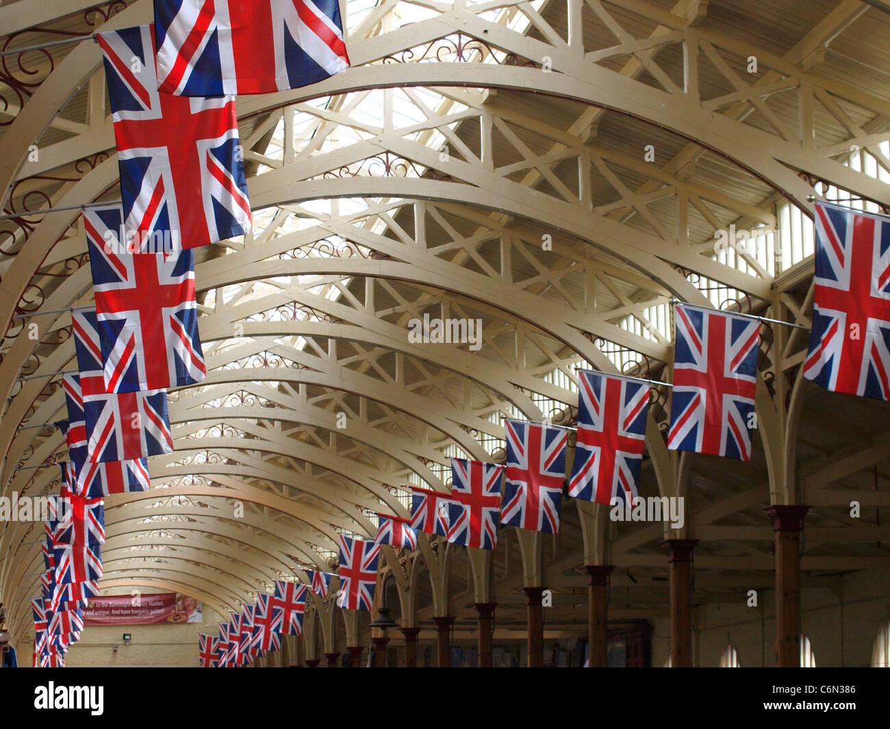 Unione bandiere in Barnstaple bauletto mercato, Devon, Regno Unito Foto Stock