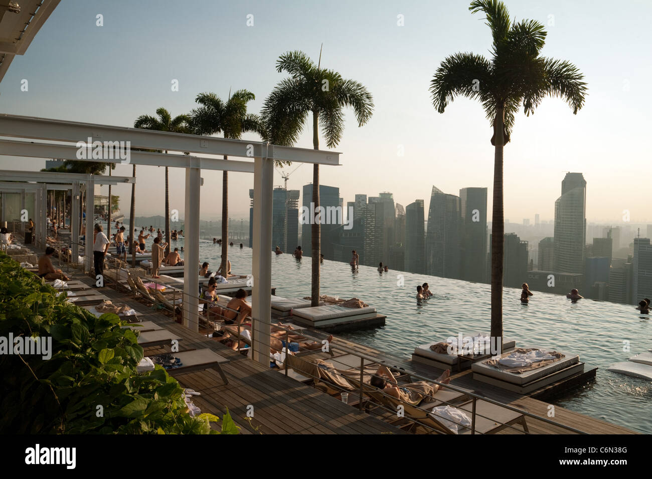 La piscina a sfioro sulla skypark, Marina Bay Sands Hotel, Singapore Asia Foto Stock