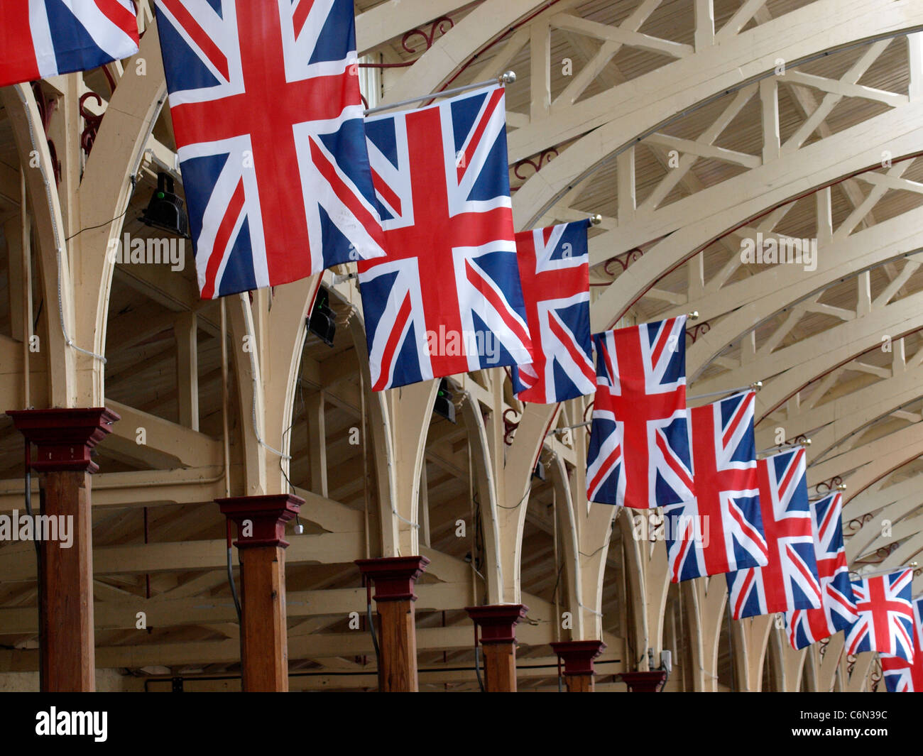 Unione bandiere in Barnstaple bauletto mercato, Devon, Regno Unito Foto Stock
