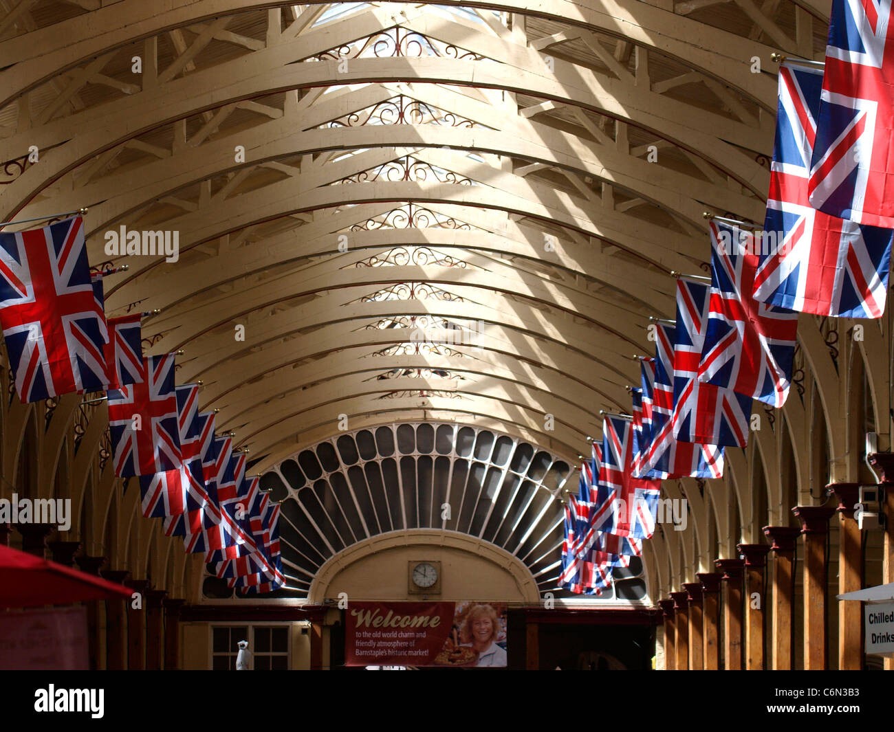 Unione bandiere in Barnstaple bauletto mercato, Devon, Regno Unito Foto Stock
