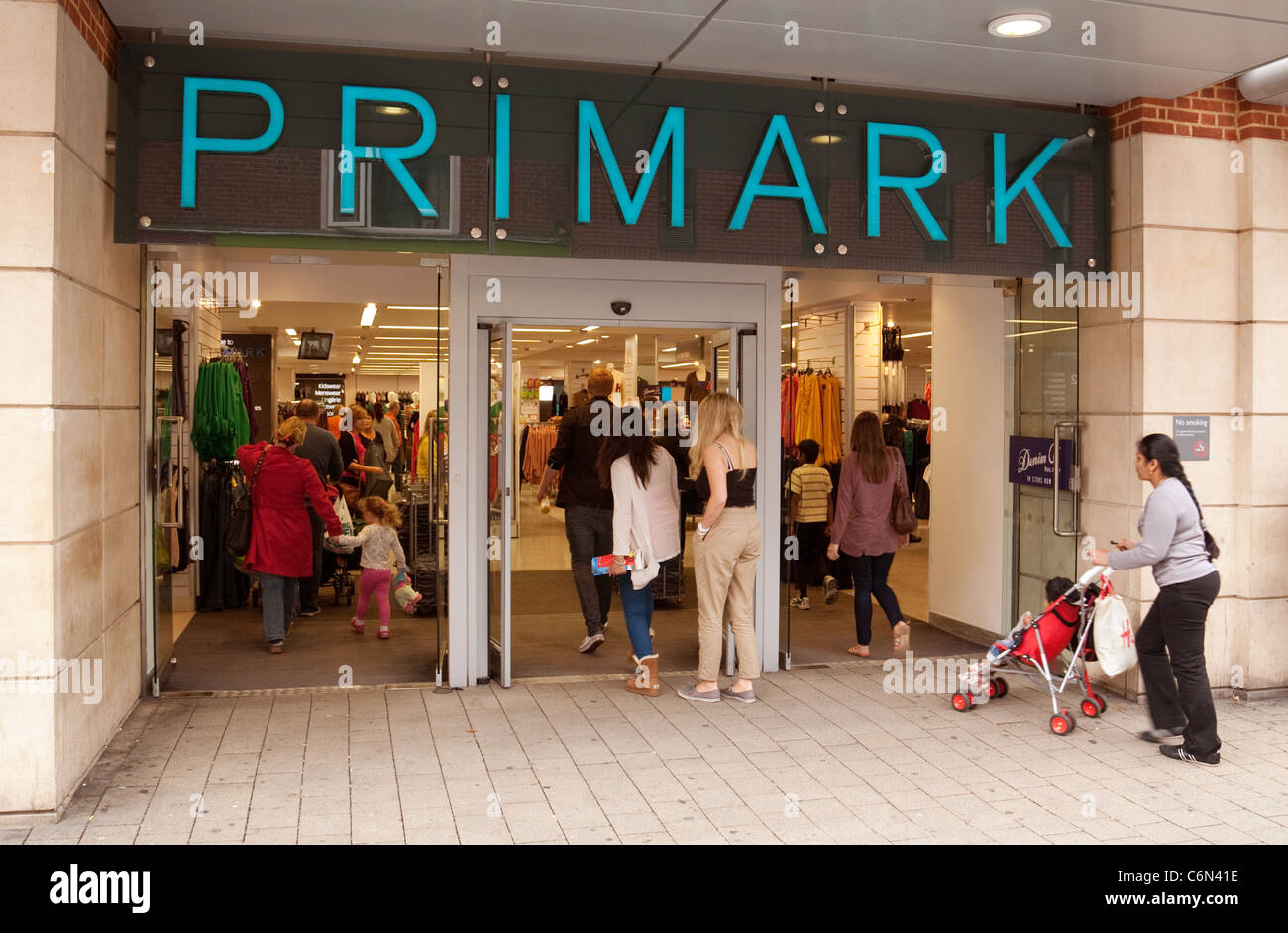 L'ingresso al Primark negozio di abbigliamento, Cambridge Regno Unito Foto  stock - Alamy