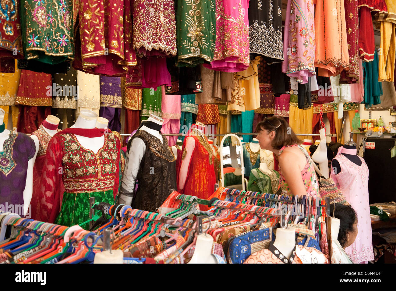 Un turista occidentale guardando i vestiti in indian Tekka Market, Little India, Singapore Asia Foto Stock