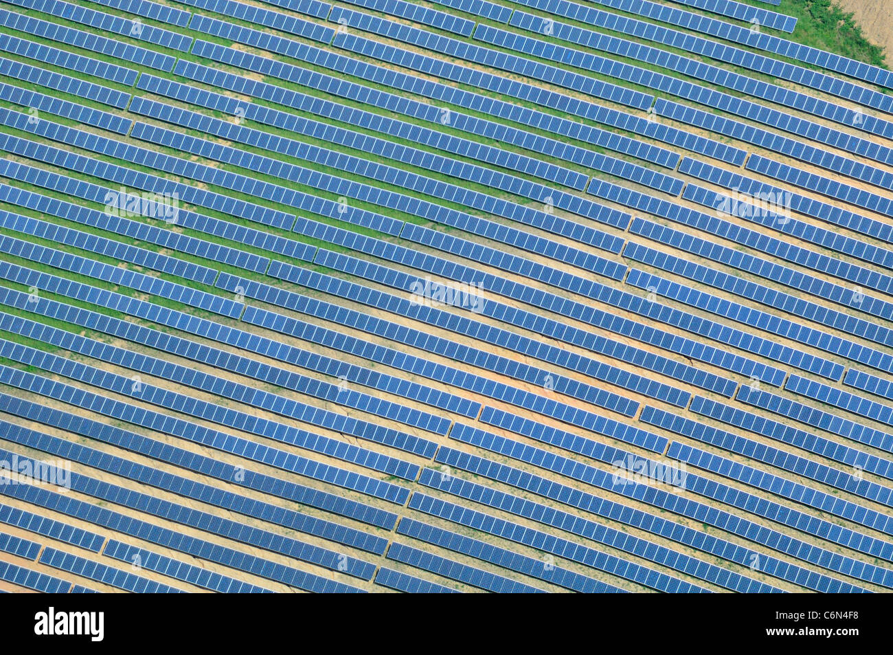 Vista aerea del parco fotovoltaico solare sul sito di riciclaggio della vecchia miniera di carbone industriale di St Nikolaus Leidigen, Saarland, Germania, Europa Foto Stock