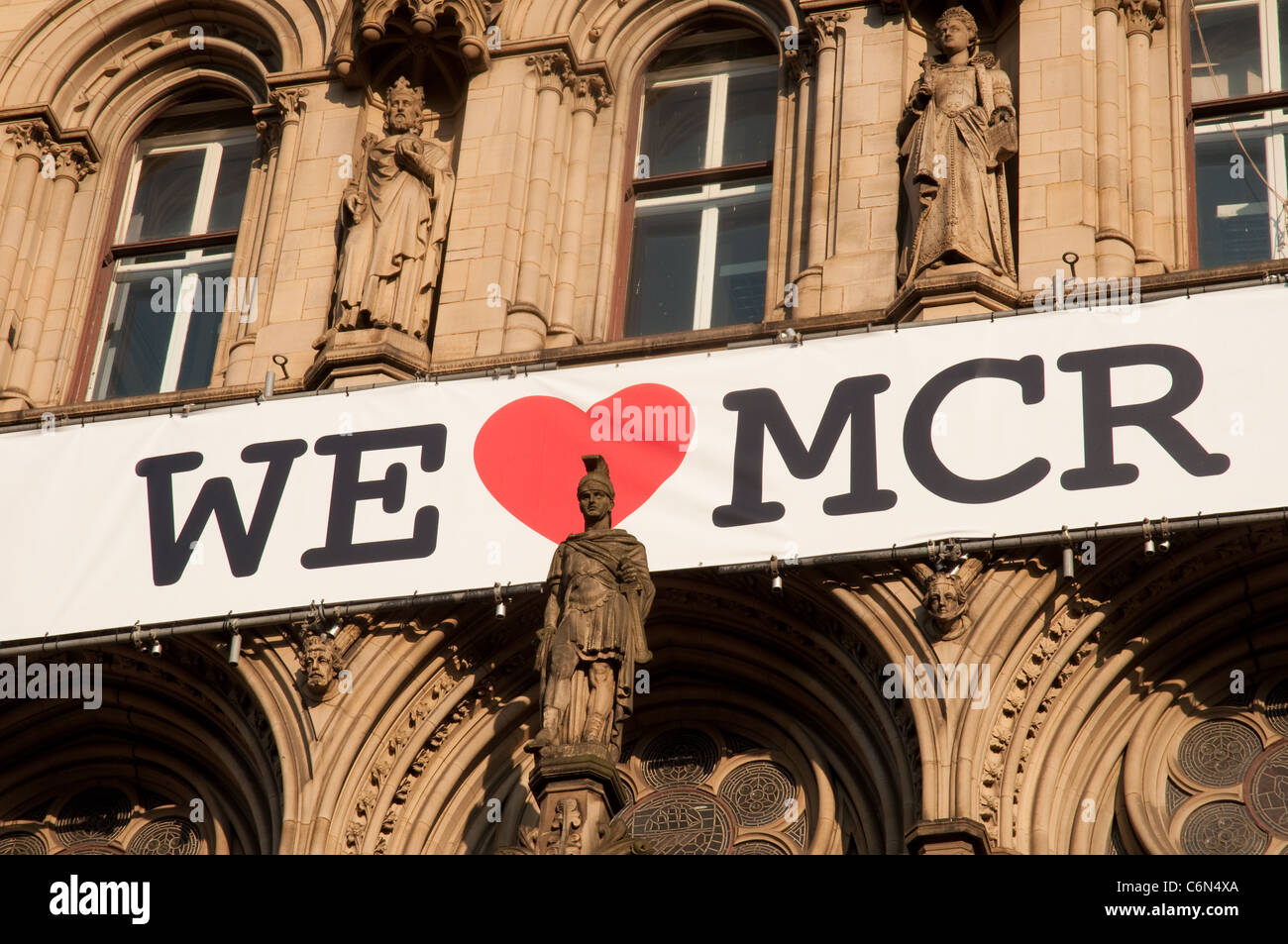Noi amiamo Manchester banner su Manchester Town Hall, la campagna promozionale è stato iniziato a seguito dell'agosto 2011 i disordini. Foto Stock