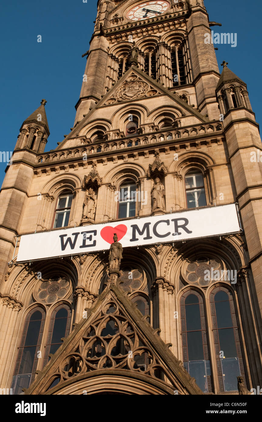 Noi amiamo Manchester banner su Manchester Town Hall, la campagna promozionale è stato iniziato a seguito dell'agosto 2011 i disordini. Foto Stock