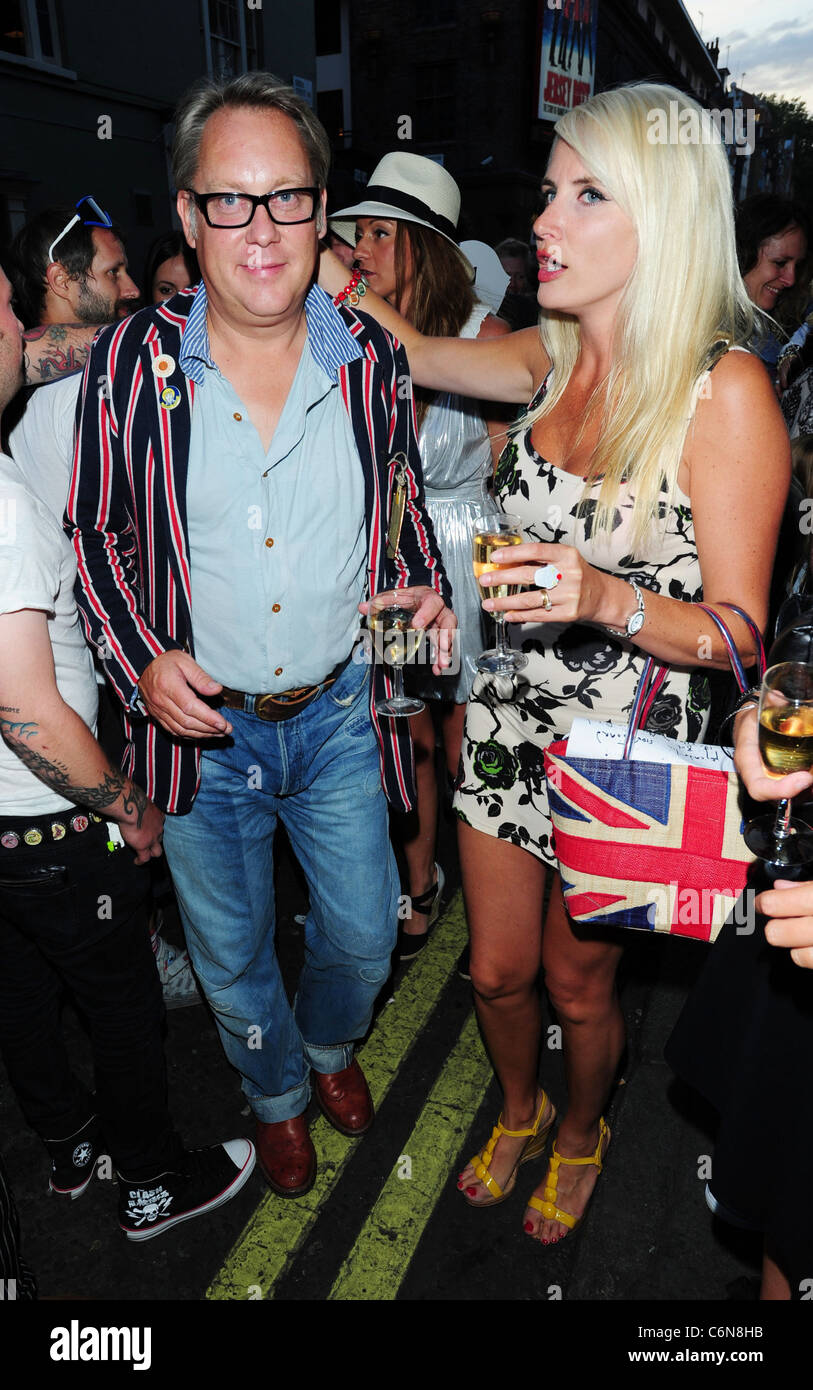 Vic Reeves e sua moglie Nancy Sorrell al launch party per il comico Noel Fielding's art exhibition - Bryan Ferry rispetto al Foto Stock