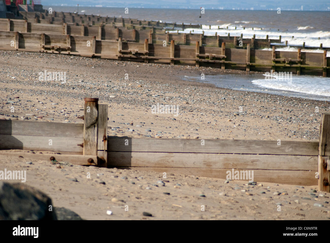 File di Groynes in legno a Hornsea Beach, East Riding of Yorkshire, Inghilterra - una delle coste più rapide d'Europa. Foto Stock