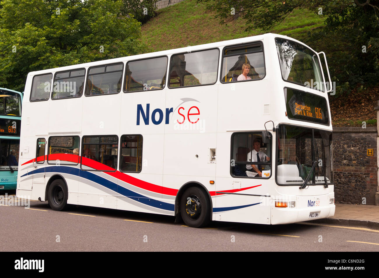Un bianco double decker bus in Norwich , Norfolk , Inghilterra , Inghilterra , Regno Unito Foto Stock