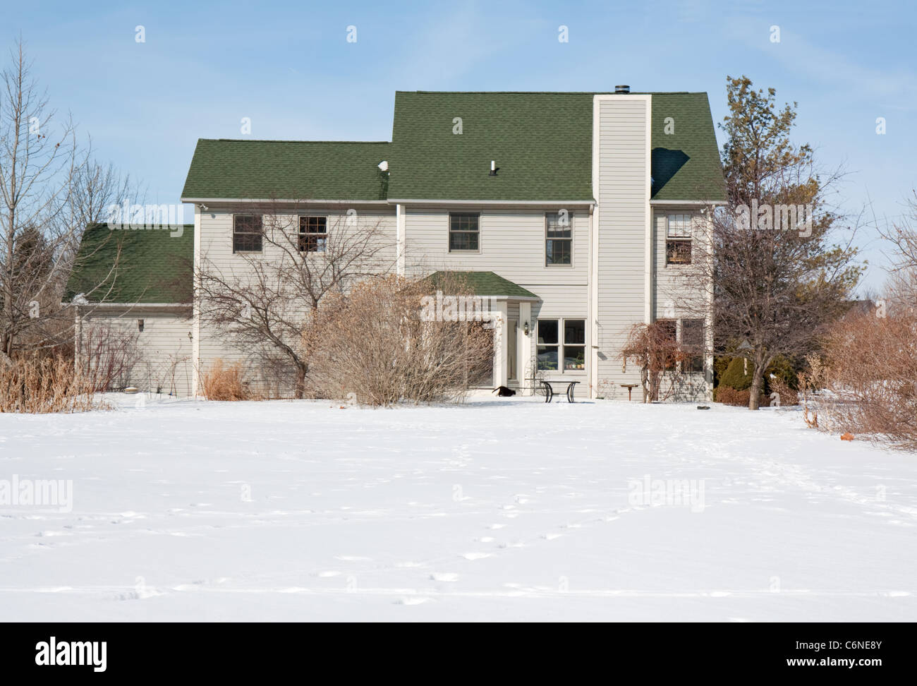 Retro di una casa residenziale e cantiere ricoperto di neve Foto Stock