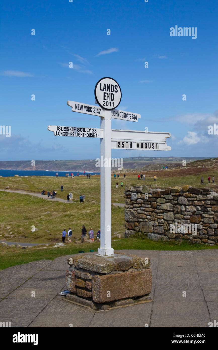 Famoso cartello a Lands End Cornwall che mostra le distanze a vari punti di riferimento Foto Stock