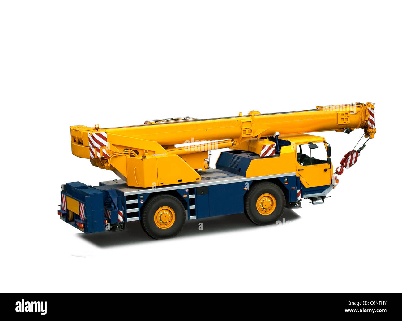 In questa immagine viene mostrata una gru mobile gialla, isolata su uno sfondo bianco. La gru è progettata per operazioni di sollevamento e costruzione pesanti, generalmente utilizzate in progetti industriali e operazioni di trasporto su larga scala. Foto Stock In questa immagine viene mostrata una gru mobile gialla, isolata su uno sfondo bianco. La gru è progettata per operazioni di sollevamento e costruzione pesanti, generalmente utilizzate in progetti industriali e operazioni di trasporto su larga scala. Foto Stock