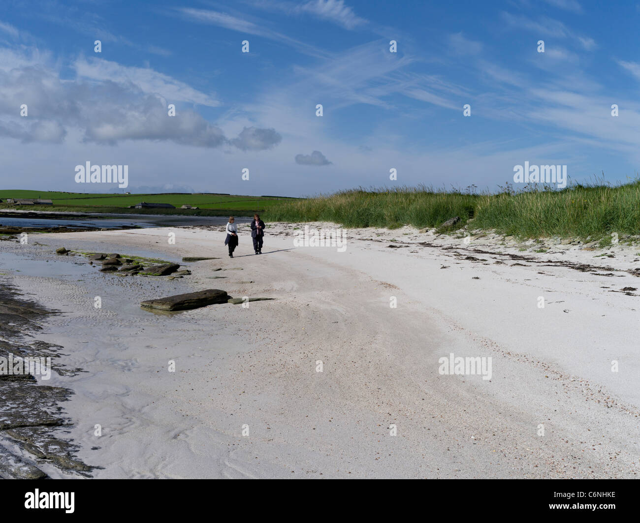 dh South Wick PAPA WESTRAY ORKNEY coppia turisti camminare lungo spiaggia di sabbia bianca scozia uk walk isole donne spiagge Foto Stock