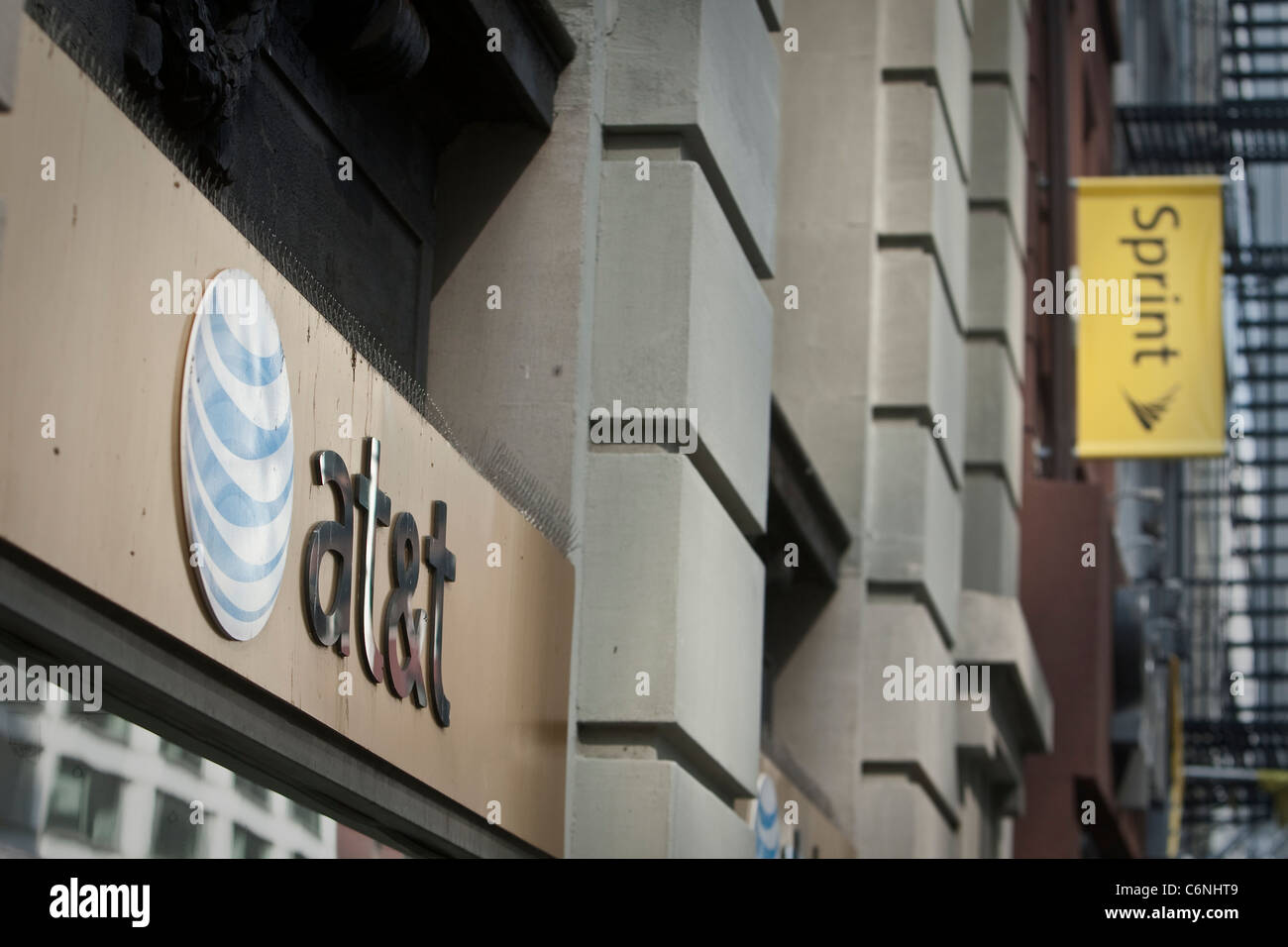 Un negozio AT&T è raffigurato da un negozio Sprint in New York City, NY giovedì 4 agosto 2011. Foto Stock