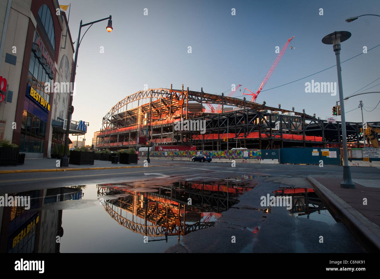 Sole sorge su Barclays Center unded costruzione in Brooklyn, New York, lunedì 1 agosto 2011. Foto Stock