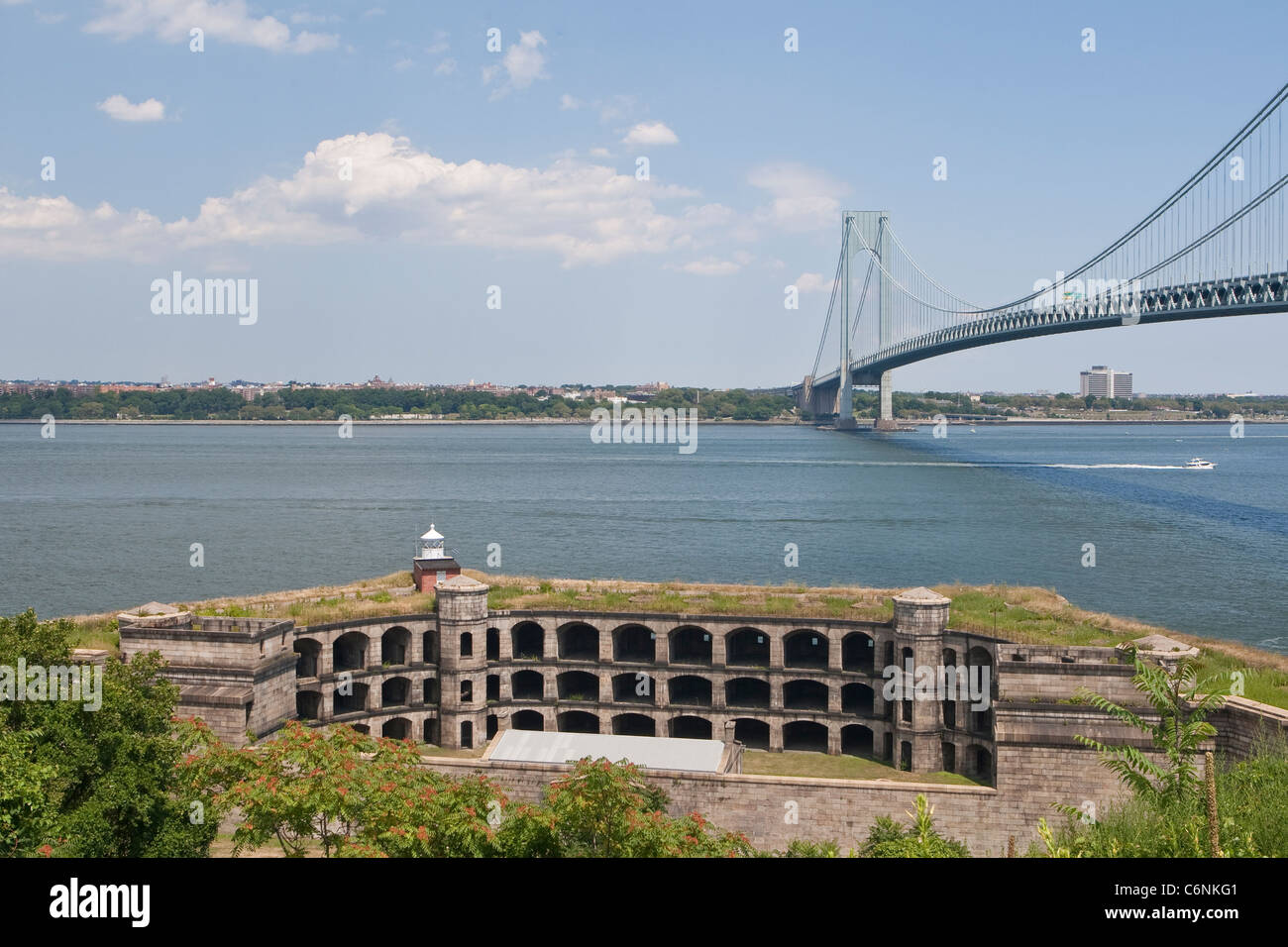 Fort Wadsworth è raffigurato sotto il ponte Verrazano-Narrows in Staten Island, New York, domenica 31 luglio, 2011. Foto Stock