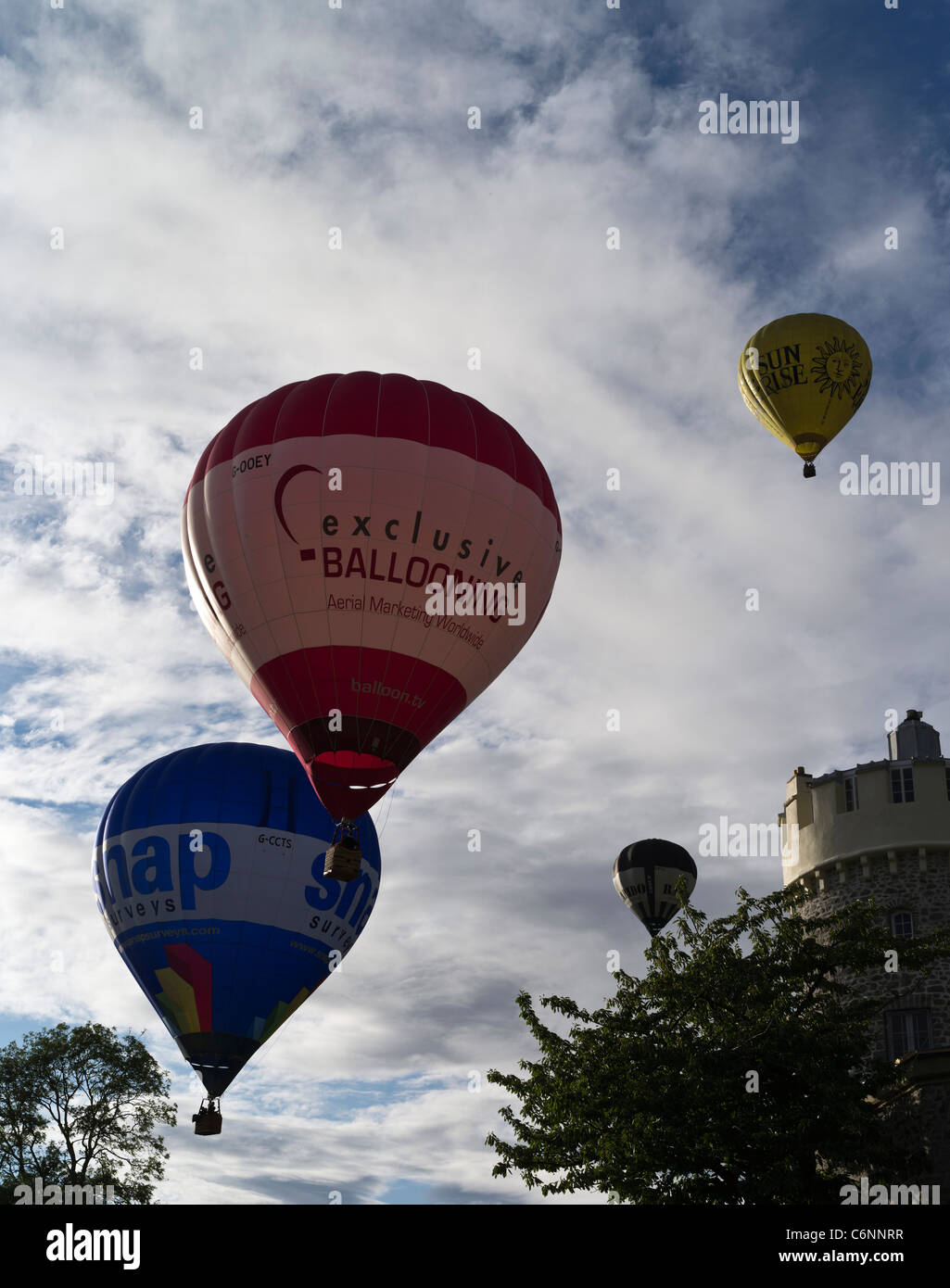 dh Balloon Fiesta CLIFTON BRISTOL Balloon festival mongolfiere Volare sopra l'osservatorio Clifton in cielo fino festival del regno unito Foto Stock