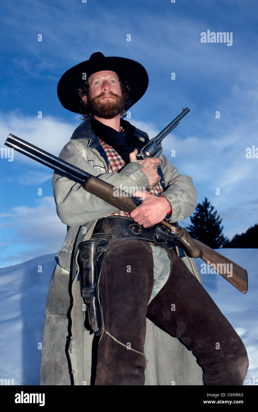 Un cowboy gunslinging nella sparatoria pista porta il vecchio West alla vita con gunfight spettacoli per turisti in Jackson Hole, Wyoming negli Stati Uniti. Foto Stock