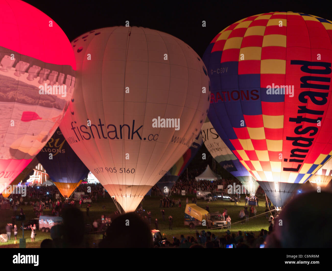 dh Bristol Balloon Festival ASHTON COURT FIESTA BRISTOL INGHILTERRA caldo i mongolfiera si illuminano durante i festival notturni del regno unito Foto Stock
