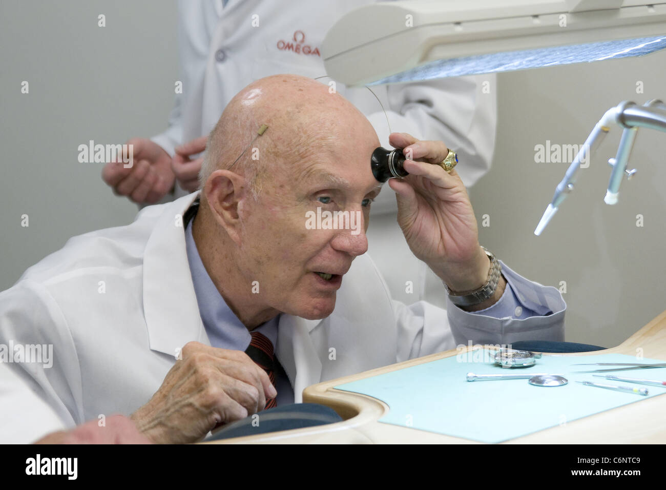 Astronauta Lt. Il generale Thomas Stafford, frequentare il trentacinquesimo anniversario di Apollo Soyuz presso l'Omega Flagship boutique di New York Foto Stock