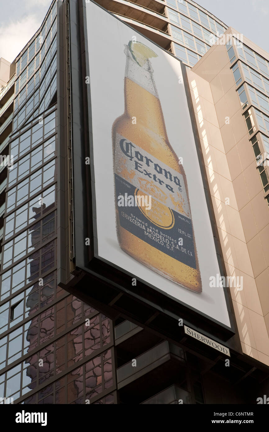 Corona Extra pannello pubblicitario viene mostrato su Times Square a New  York City borough di Manhattan Foto stock - Alamy
