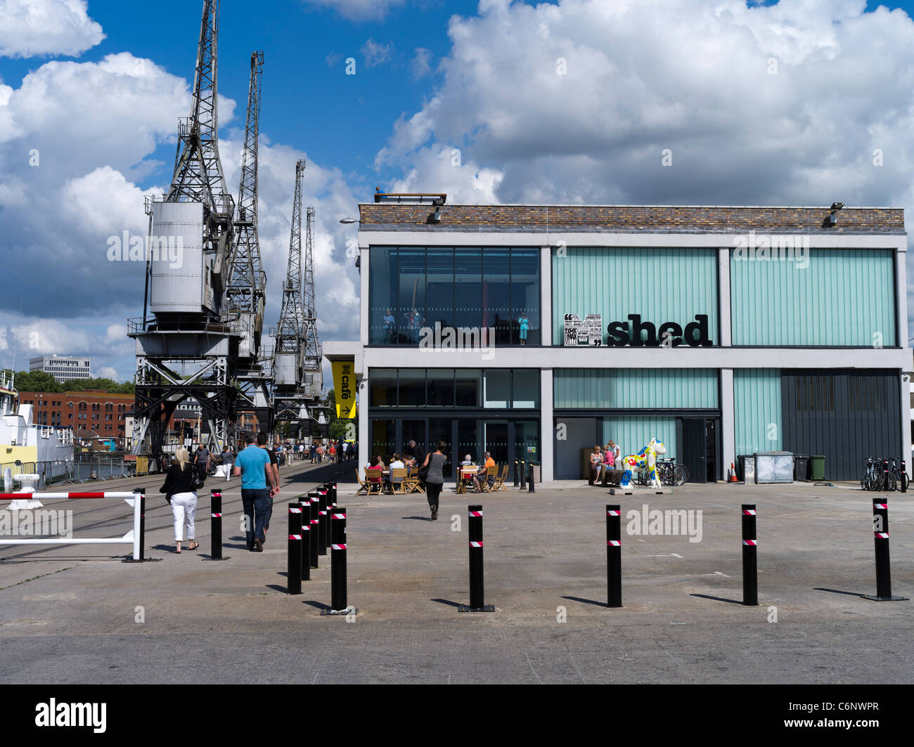dh M shed dock museo ATTRACCA BRISTOL persone a piedi bristol waterfront quayside capannone uk Foto Stock
