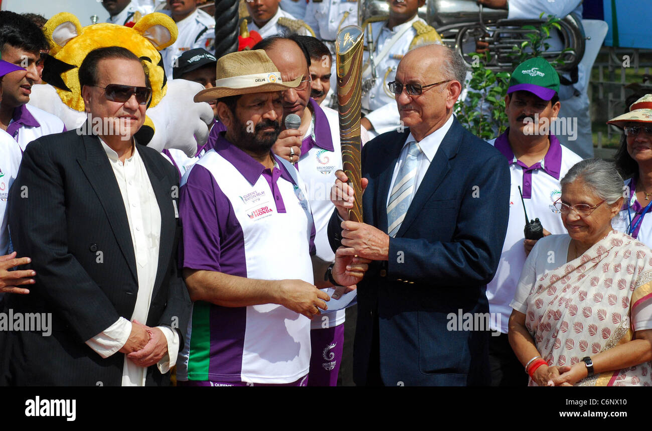 Mike Fennell (3-L), Presidente del Commonwealth Games Federazione detiene il Queen's Baton lungo con Chief Minister di Delhi, Foto Stock