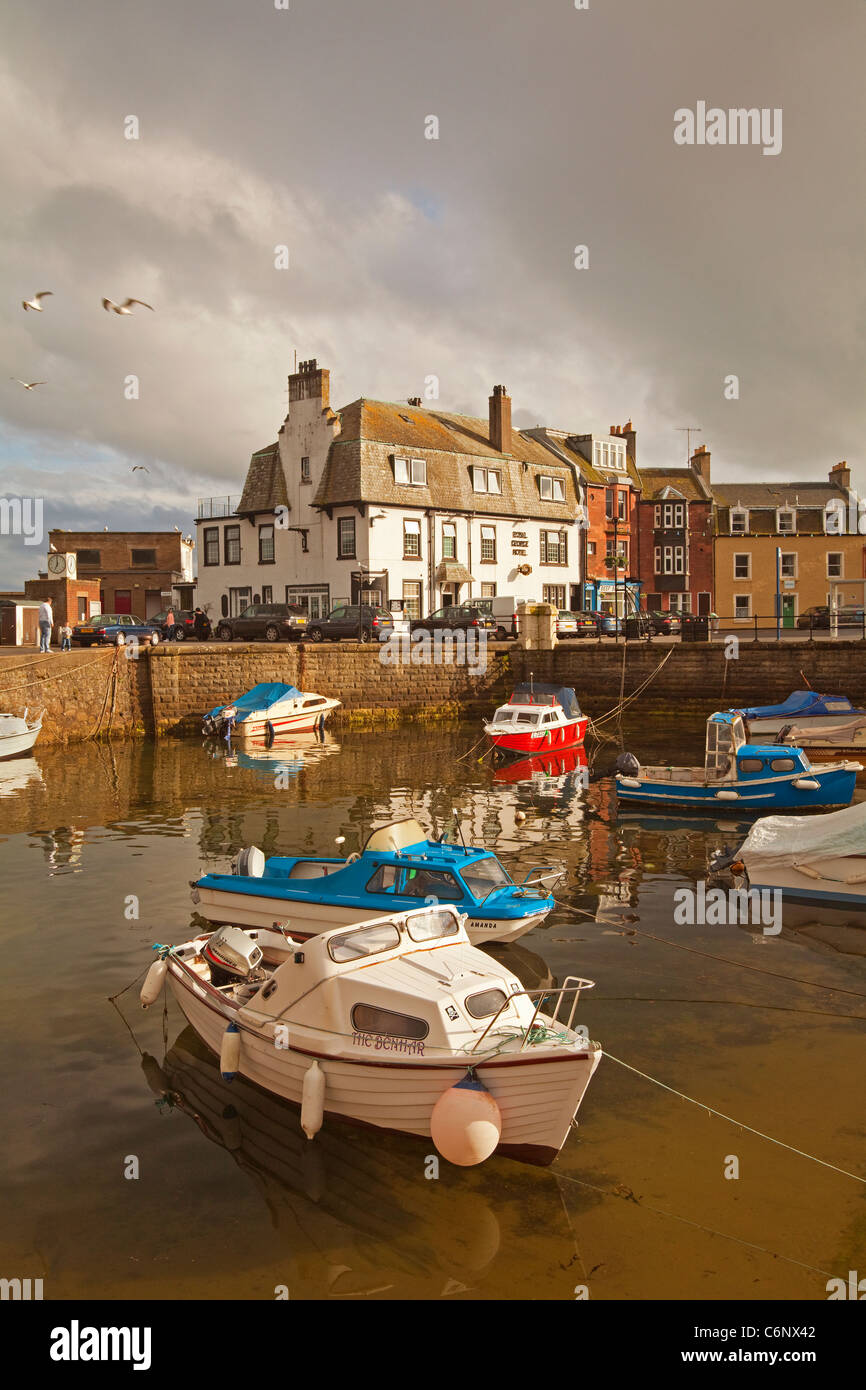 Millport Harbour e il Royal George Hotel, Isola di Cumbrae Foto Stock