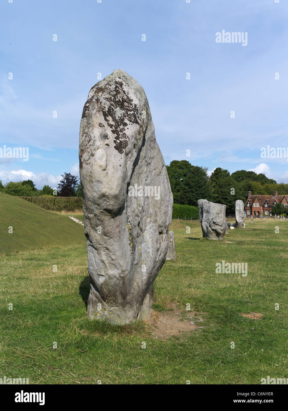Dh Avebury Stone Circle AVEBURY WILTSHIRE permanente megalitico cerchio di pietra e casa di villaggio Foto Stock