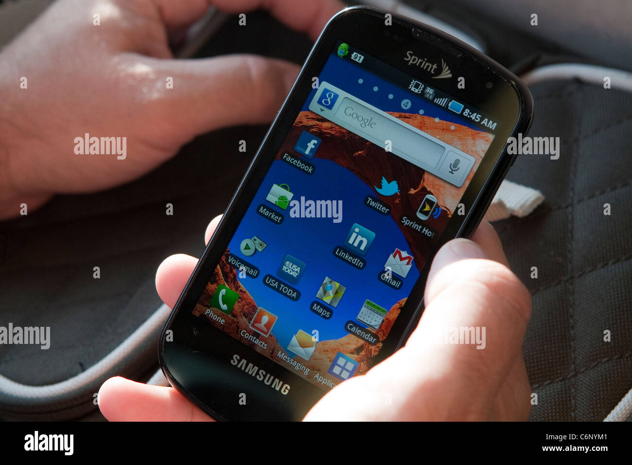 Un uomo detiene una Sprint Samsung Galaxy S Android telefono martedì 2 agosto 2011. Foto Stock