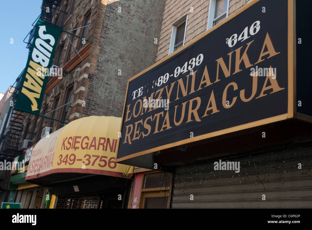 Due negozi polacco sono illustrati da una metropolitana ristorante in Greenpoint quartiere di New York City Foto Stock
