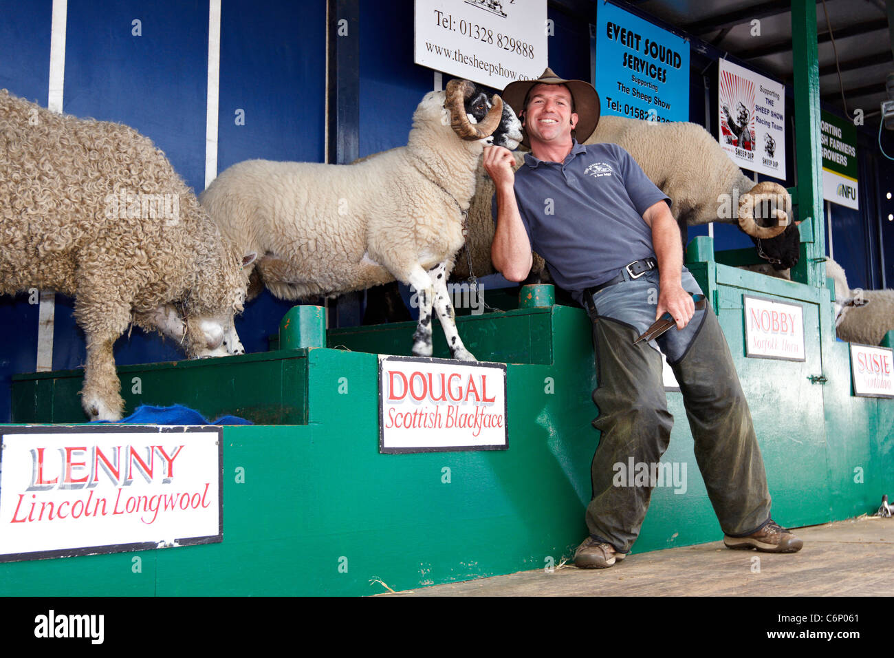 Stuart Barnes (nella foto) esegue il suo spettacolo delle pecore presso la contea di Bucks Show 2011 Foto Stock