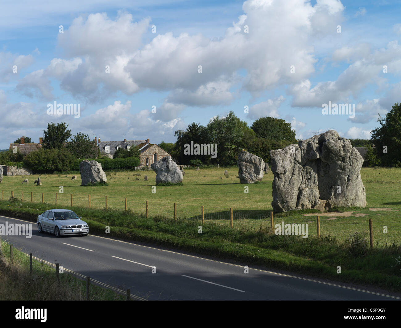 dh Neolitico pietre in piedi AVEBURY CERCHIO DI PIETRA WILTSHIRE ENGLAND Road Auto in auto Gran Bretagna antica Gran Bretagna sito patrimonio mondiale dell'unesco bronzo età henge Foto Stock